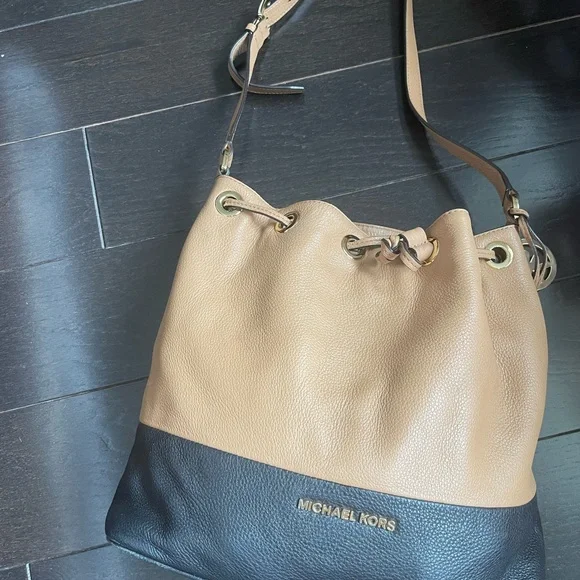 Michael Kors Tan and Black Shoulder Bag with Signature MK Hardware - Picture 5 of 12